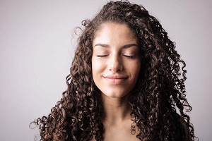 Aprenda alguns cuidados com cabelo cacheado e se livre do alisamento