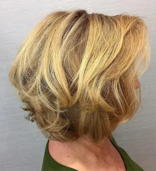 Tousled Bob em um Cabelo Ondulado Tousled Bob em um Cabelo Ondulado