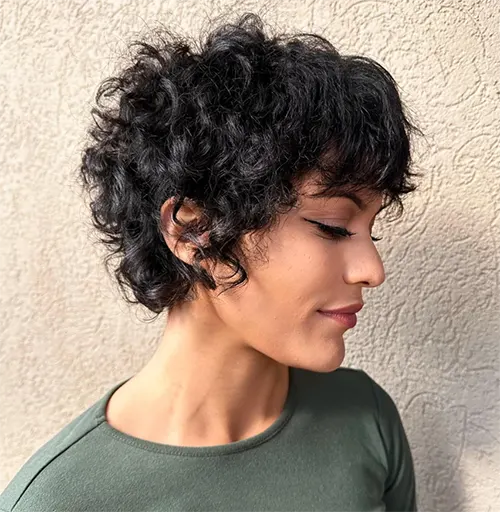 Ideia de Corte Pixie Para Cabelos Cacheados: Shaggy com Franja Ideia de Corte Pixie Para Cabelos Cacheados: Shaggy com Franja