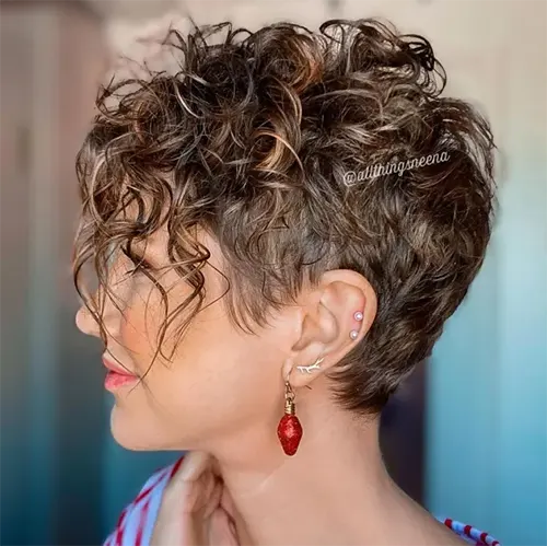 Foto de Pixie Cut Para Cabelo Cacheado: Undercut com Mechas Soltas Foto de Pixie Cut Para Cabelo Cacheado: Undercut com Mechas Soltas