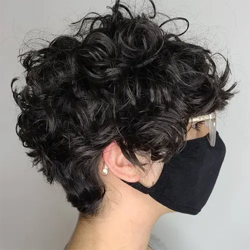 Foto de Pixie Cut Para Cabelo Cacheado: Cabelos Grossos e Bagunçados Foto de Pixie Cut Para Cabelo Cacheado: Cabelos Grossos e Bagunçados