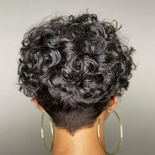 Foto de Pixie Cut Para Cabelo Cacheado: Undercut Afrodescendente Foto de Pixie Cut Para Cabelo Cacheado: Undercut Afrodescendente