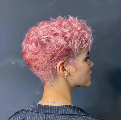 Foto de Pixie Cut Para Cabelo Cacheado: Corte Pixie Rosa Chiclete Foto de Pixie Cut Para Cabelo Cacheado: Corte Pixie Rosa Chiclete