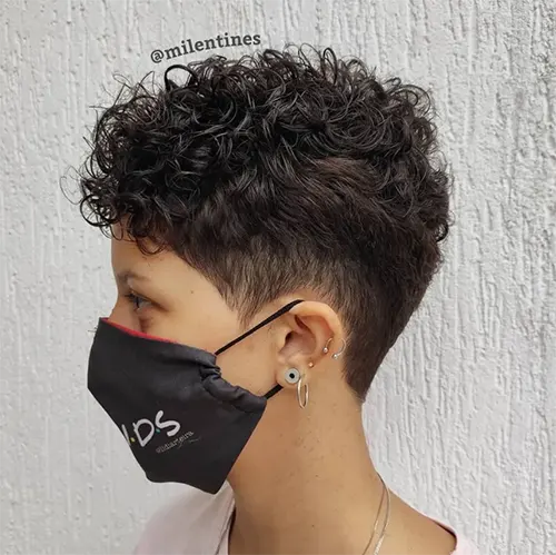 Foto de Pixie Cut Para Cabelo Cacheado: Corte Pixie Para Cabelos Cacheados Extra Curto Foto de Pixie Cut Para Cabelo Cacheado: Corte Pixie Para Cabelos Cacheados Extra Curto