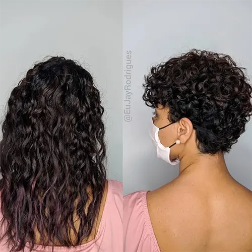 Foto de Pixie Cut Para Cabelo Cacheado: Cachos Castanhos e Pretos Foto de Pixie Cut Para Cabelo Cacheado: Cachos Castanhos e Pretos