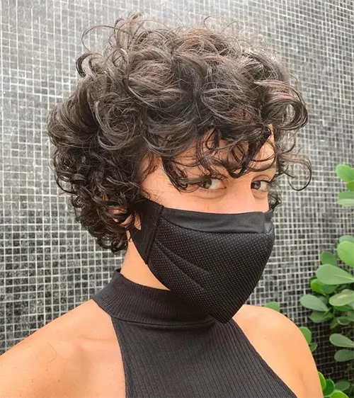 Foto de Pixie Cut Para Cabelo Cacheado: Pixie com Franja Completa Foto de Pixie Cut Para Cabelo Cacheado: Pixie com Franja Completa