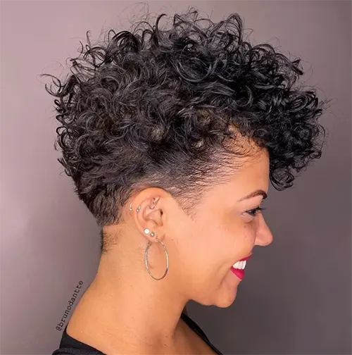 Ideia de Corte Pixie Para Cabelos Cacheados: Undercut Inferior Ideia de Corte Pixie Para Cabelos Cacheados: Undercut Inferior
