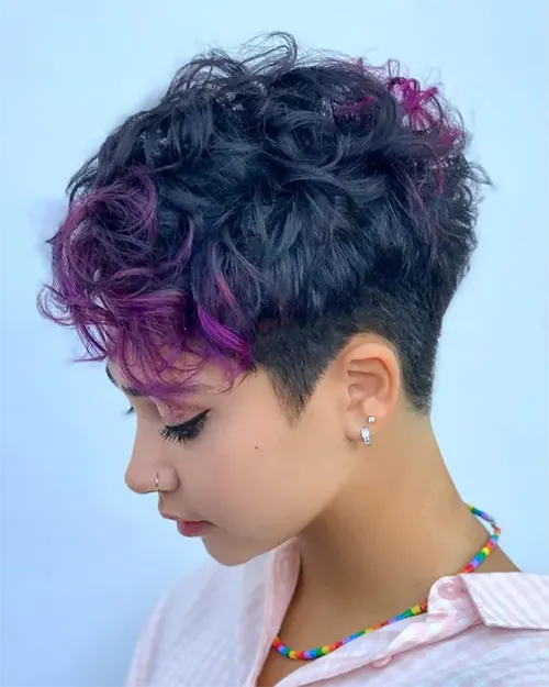 Ideia de Corte Pixie Para Cabelos Cacheados: Undercut Colorido Ideia de Corte Pixie Para Cabelos Cacheados: Undercut Colorido
