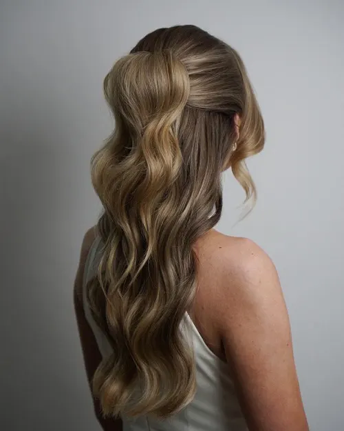 Penteado Elegante Para Festas: Ondas Românticas Meio Para Cima, Meio Para Baixo Penteado Elegante Para Festas: Ondas Românticas Meio Para Cima, Meio Para Baixo