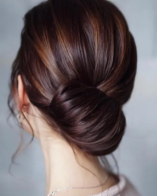 Penteado Elegante Para Festas: Coque Baixo Chique com Torções Penteado Elegante Para Festas: Coque Baixo Chique com Torções
