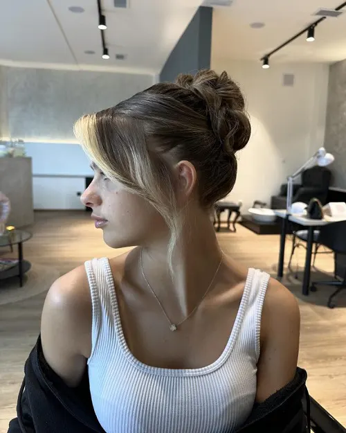 Penteado Elegante Para Festas: Coque Alto Texturizado com Mechas que Emolduram o Rosto Penteado Elegante Para Festas: Coque Alto Texturizado com Mechas que Emolduram o Rosto