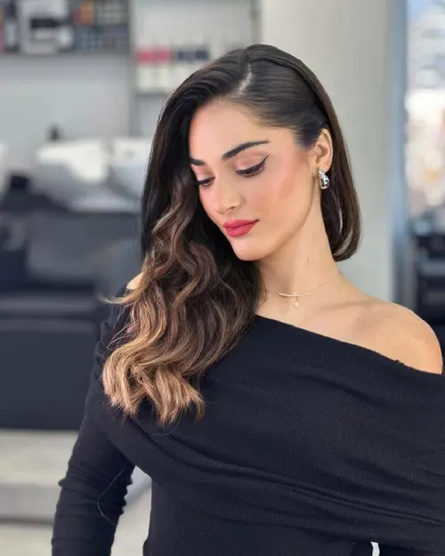 Penteado Elegante Para Festas: Ondas Laterais Glamourosas Penteado Elegante Para Festas: Ondas Laterais Glamourosas