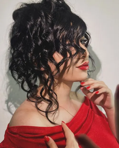 Penteado Elegante Para Festas: Penteado Volumoso em um Cabelo Cacheado Penteado Elegante Para Festas: Penteado Volumoso em um Cabelo Cacheado