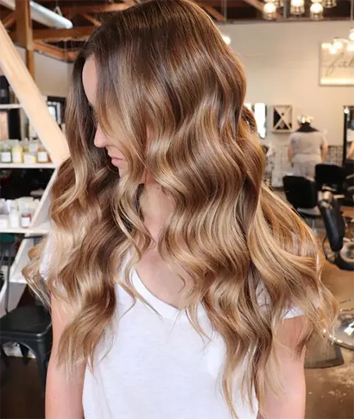 Tendência de Cores de Cabelo Para 2025: Loiro Caramelo. Tendência de Cores de Cabelo Para 2025: Loiro Caramelo.