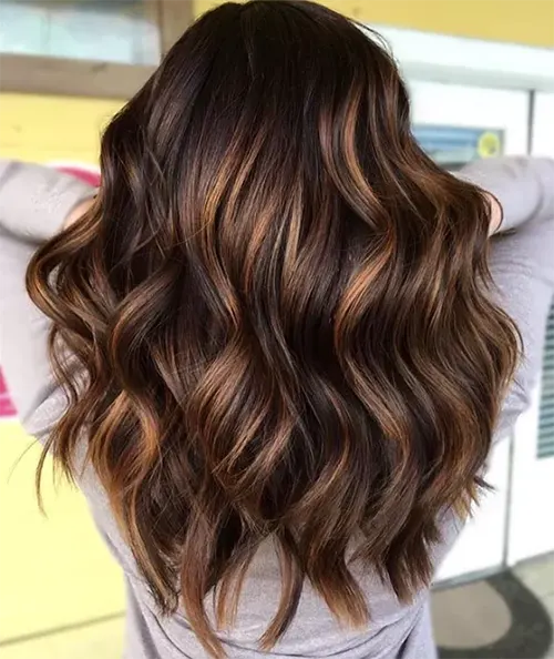 Tendência de Cores de Cabelo Para 2025: Mocha Mousse Tendência de Cores de Cabelo Para 2025: Mocha Mousse
